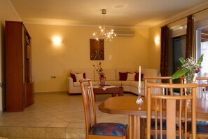 Una televisión de pantalla plana, una chimenea