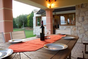 Großer Kühlschrank, Mikrowelle, Ofen, Herdplatte