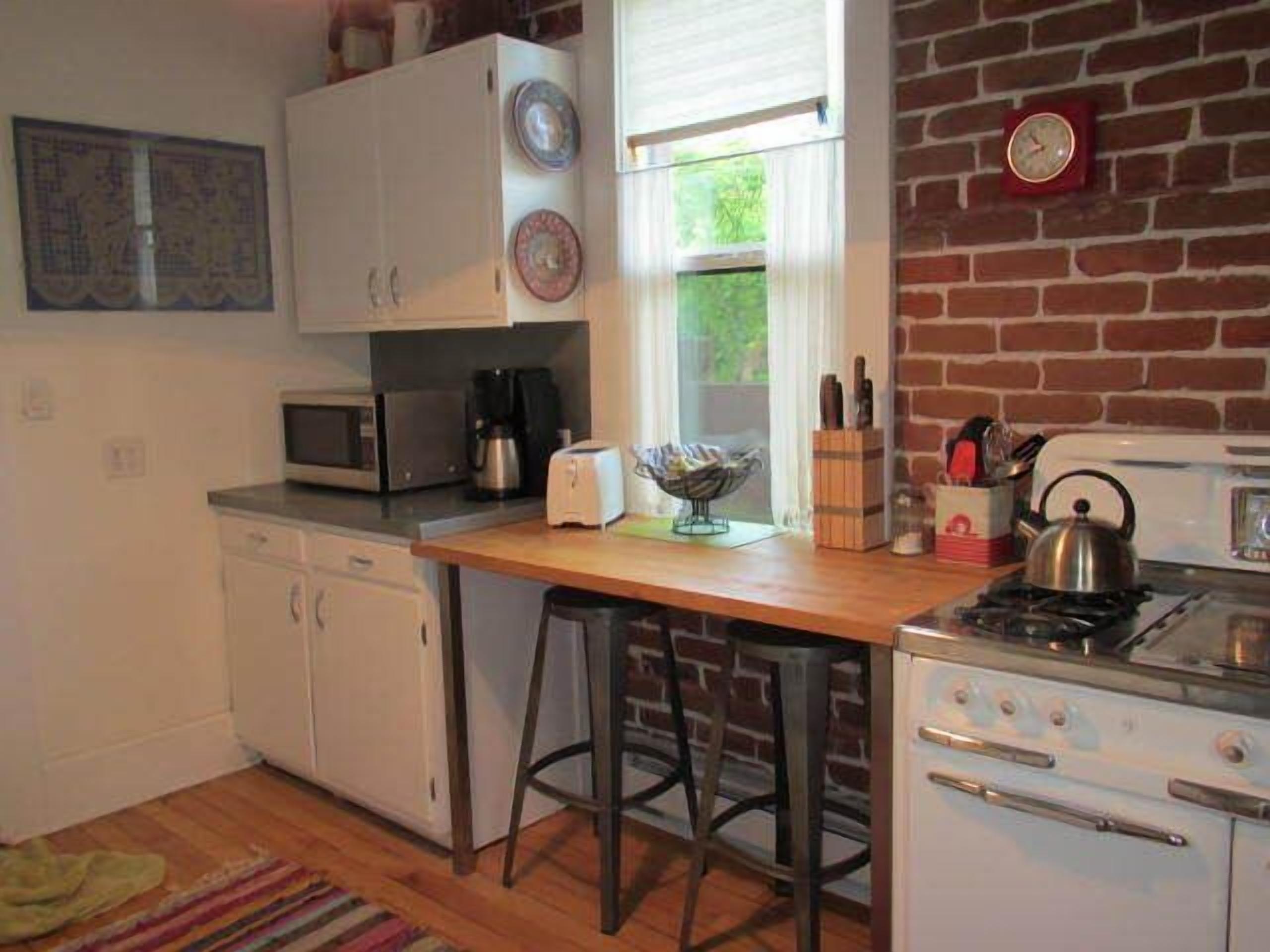 5th and D Renovated Historic Corner Rowhouse With Enclosed Yard