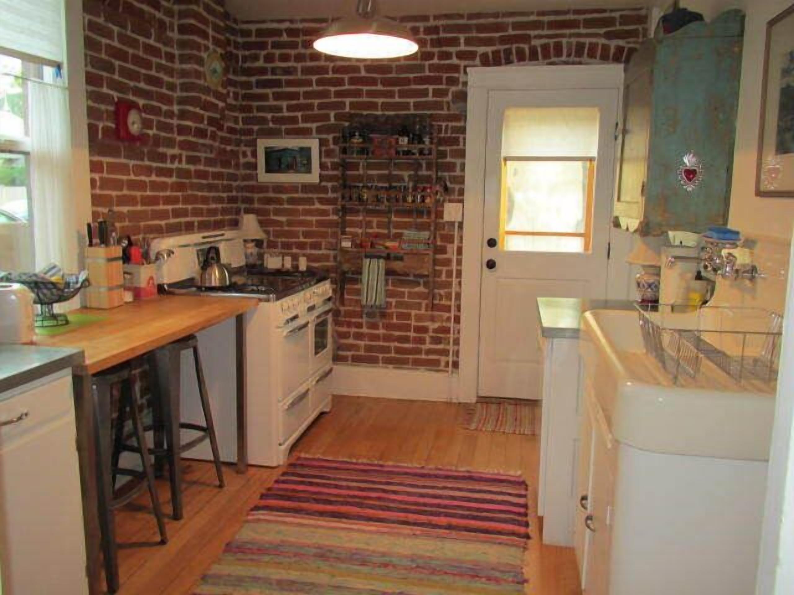 5th and D Renovated Historic Corner Rowhouse With Enclosed Yard