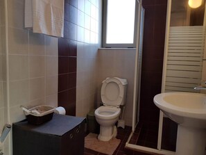 Kostenlose Toilettenartikel, Haartrockner, Handtücher
