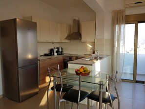 Full-sized fridge, microwave, oven, stovetop