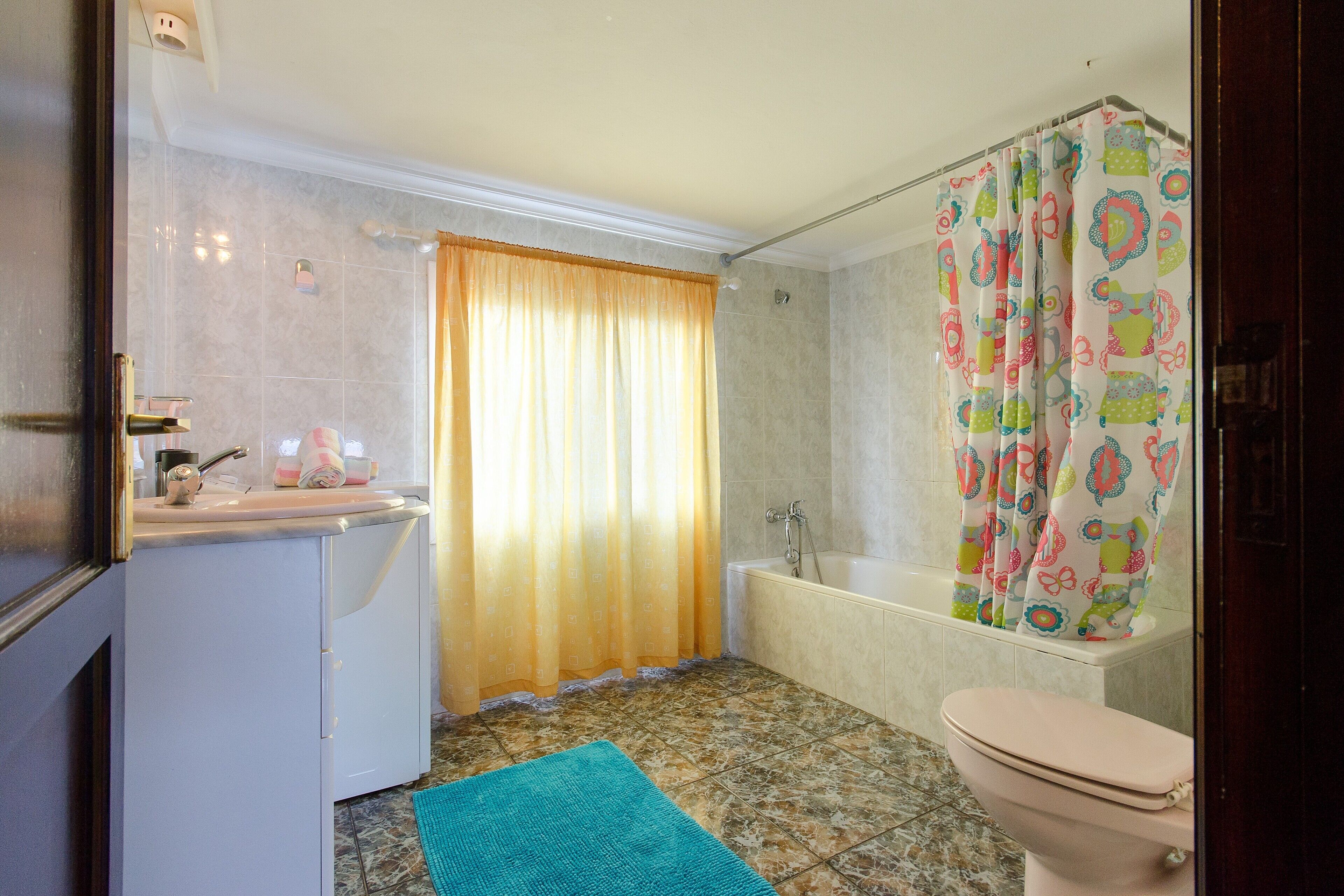 Badewanne, kostenlose Toilettenartikel, Haartrockner, Handtücher