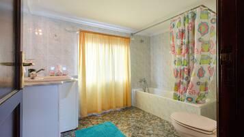 Badewanne, kostenlose Toilettenartikel, Haartrockner, Handtücher