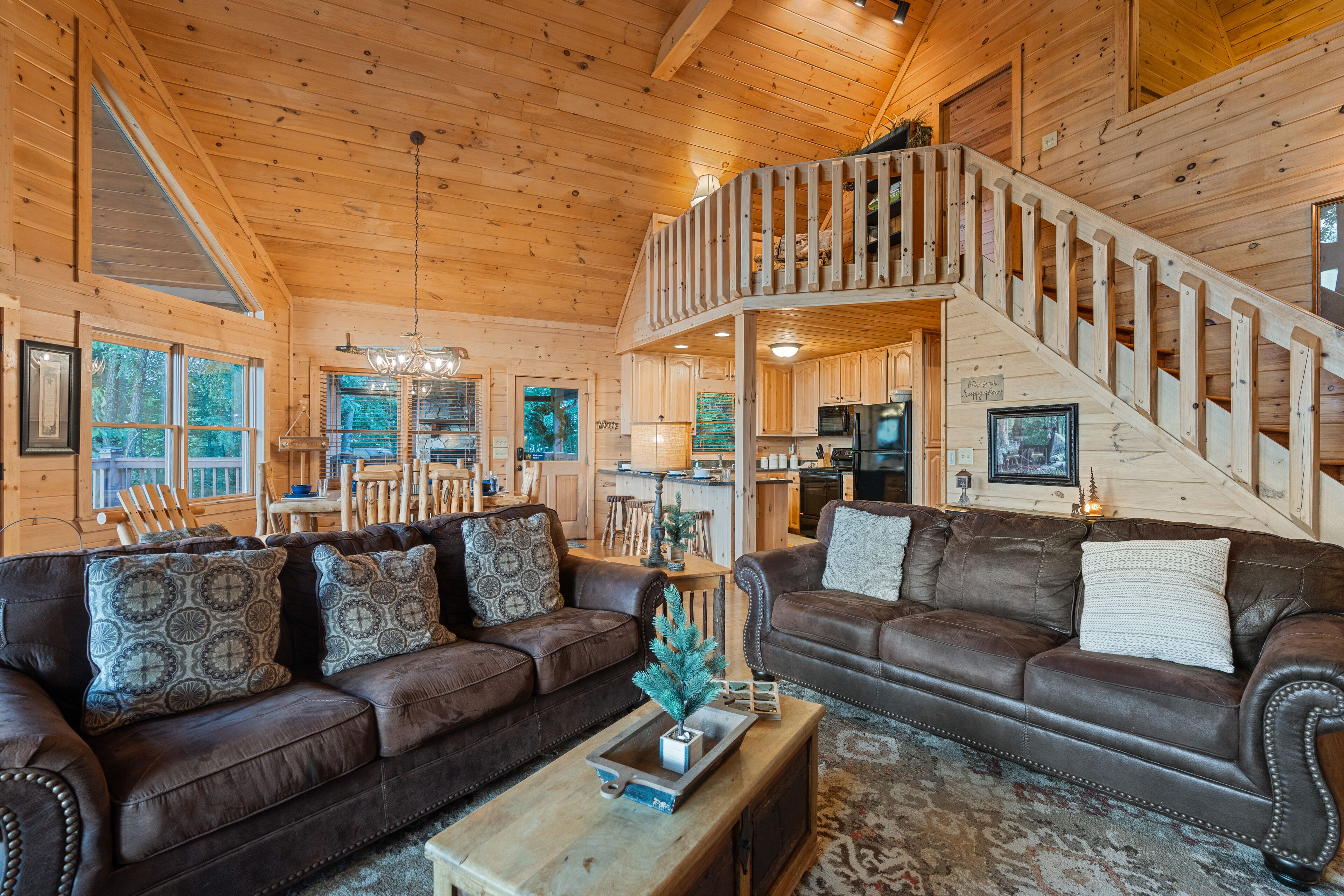 Luxury cabin with private hot tub, amazing mountain view & 3 fireplaces