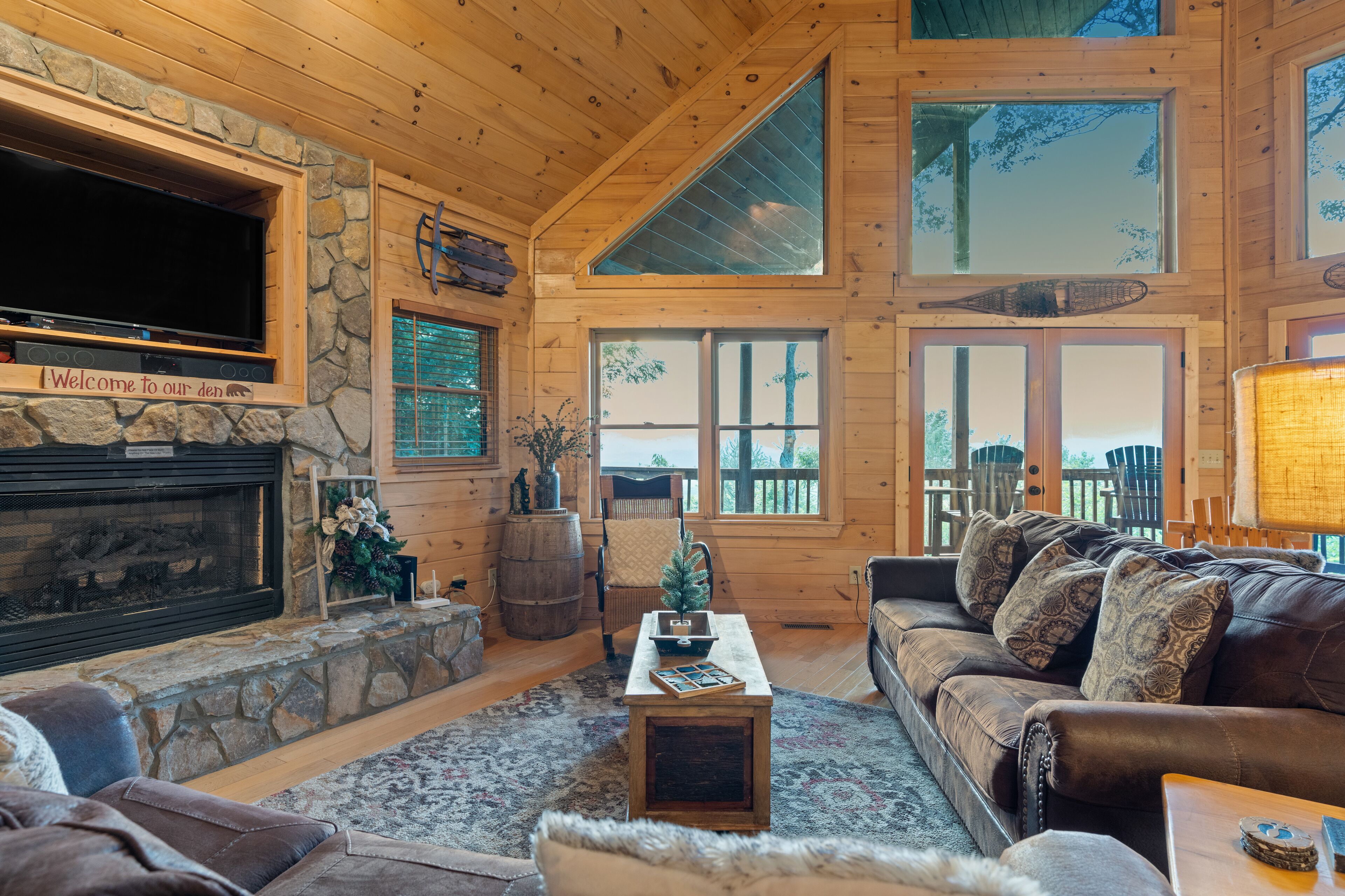 Luxury cabin with private hot tub, amazing mountain view & 3 fireplaces