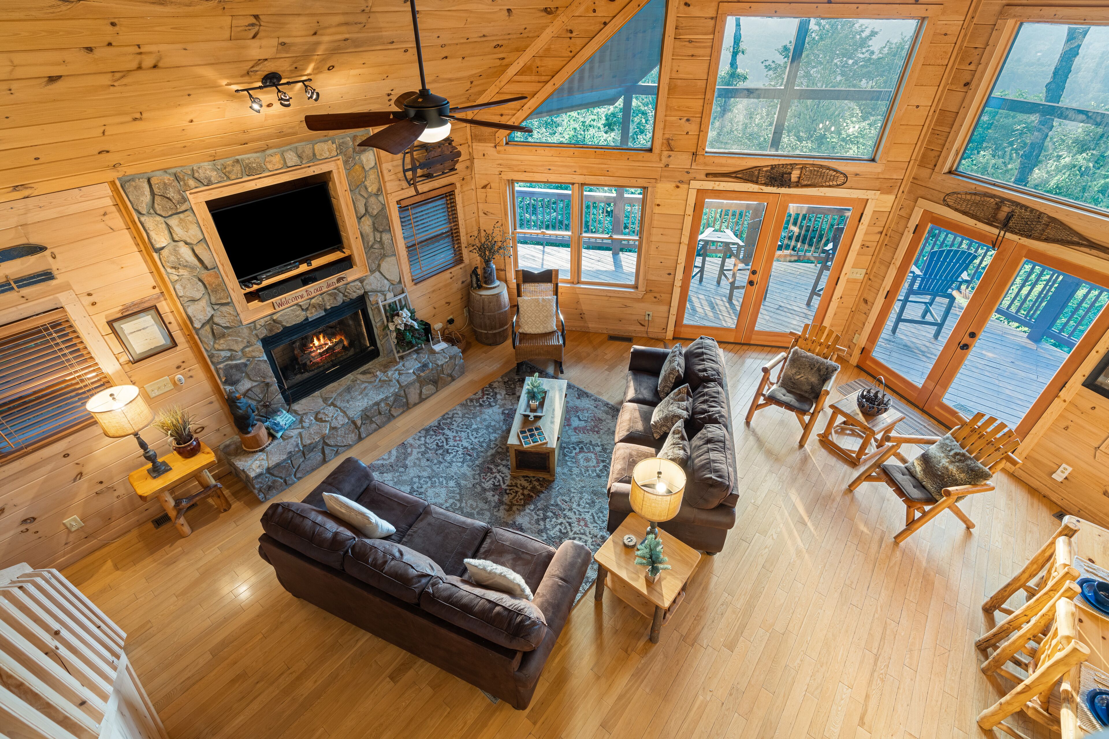 Luxury cabin with private hot tub, amazing mountain view & 3 fireplaces