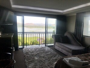 Superior Double Room, Lake View | Peralatan tempat tidur premium, katil Tempur-Pedic 