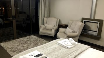 Kahden hengen superior-huone, järvinäköala | 1 makuuhuone, ylelliset vuodevaatteet, Tempur Pedic -patjalliset sängyt