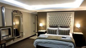 Superior Double Room, Lake View | Premium bedding, Tempur-Pedic beds, in-room safe, laptop workspace - Kosmos Lodge (Hartbeespoort)