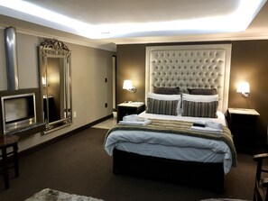 Superior Double Room, Lake View | Peralatan tempat tidur premium, katil Tempur-Pedic 