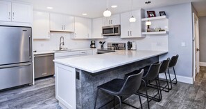 Kondominium, 2 kamar tidur | Dapur pribadi | Lemari es, microwave, oven, dan mesin pencuci piring