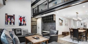 คอนโด, 4 ห้องนอน | ห้องนั่งเล่น | สมาร์ททีวี