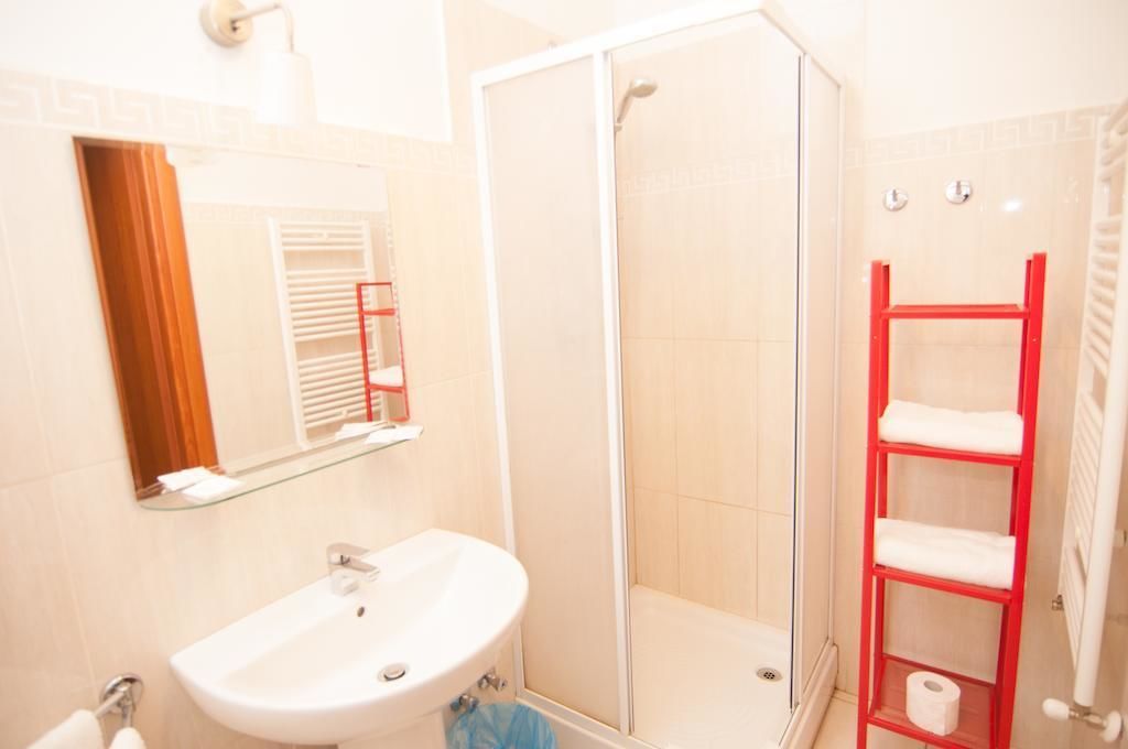 Camera con 2 letti singoli | Bagno | Set di cortesia gratuito, asciugacapelli, accappatoio, bidet