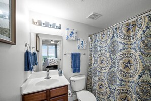 Duschwanne, Haartrockner, Handtücher