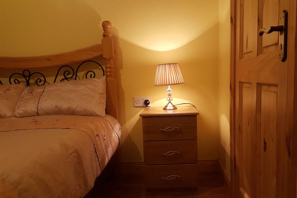 1 dormitorio, tabla de planchar con plancha, camas supletorias