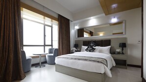 Suite with separate living area - High Floor