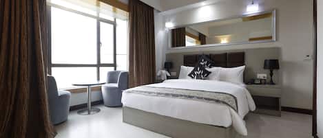 Suite with separate living area - High Floor | Minibar, Zimmersafe, Schreibtisch, laptopgeeigneter Arbeitsplatz