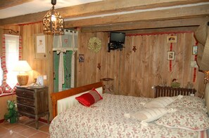 Individually decorated, individually furnished, free cots/infant beds