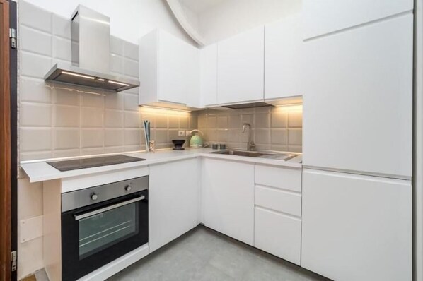 Studio | Private kitchen | Fridge, microwave, oven, stovetop