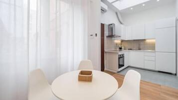 Studio | Essbereich im Zimmer