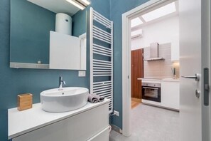 Studio | Bathroom | Shower, hair dryer, bidet, towels