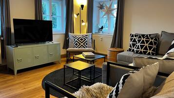 Smart TV, DVD player, books, stereo