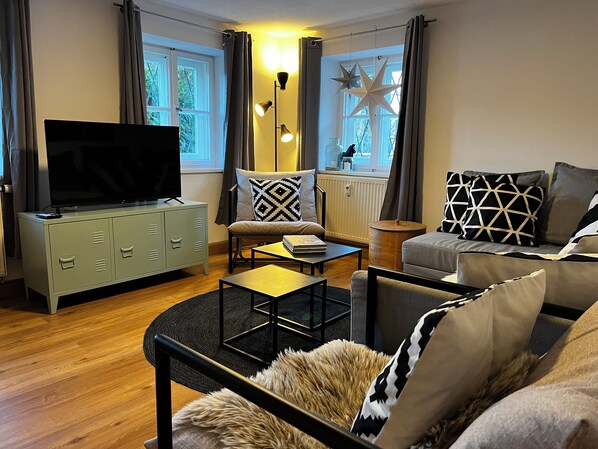 Téléviseur connecté, lecteur de DVD, livres, chaîne audio