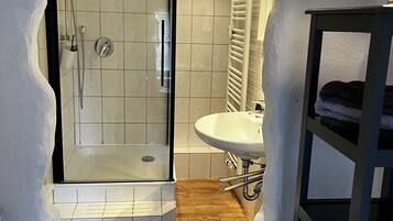 Dusche, Haartrockner, Handtücher, Seife