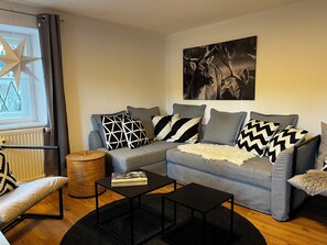 Téléviseur connecté, lecteur de DVD, livres, chaîne audio