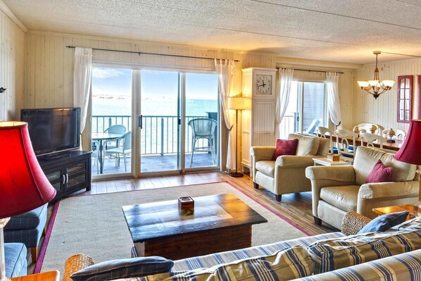 Condo, 2 Bedrooms | Living area