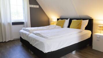 House, 2 Bedrooms (De Brittenburg) | Iron/ironing board, free WiFi