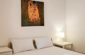 Appartement, 2 chambres | 2 chambres, fer et planche à repasser, accès au Wi-Fi (inclus)