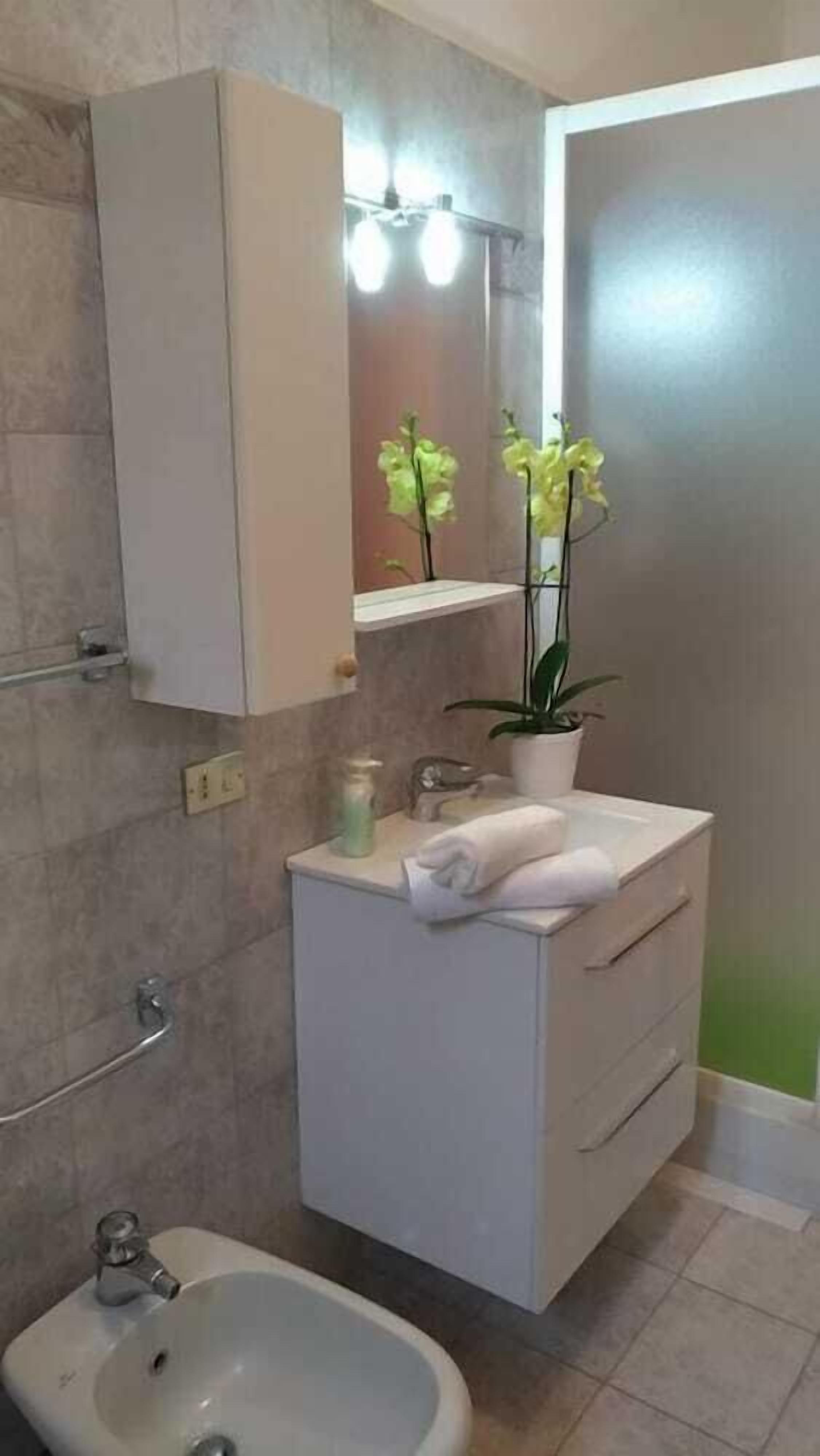 Douche, sèche-cheveux, bidet, serviettes fournies