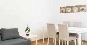 Apartment, 2 Schlafzimmer | Wohnbereich | Flachbildfernseher