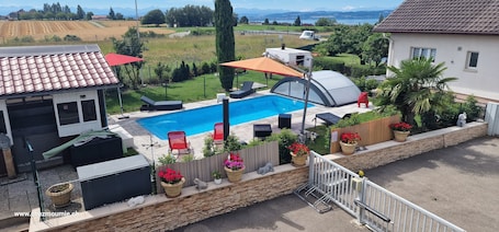 屋外プール. chez moumie les carlins private jacuzzi