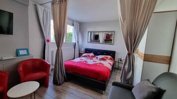 1 bedroom, in-room safe, desk, iron/ironing board