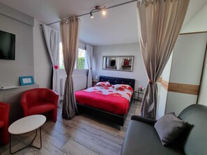 1 chambre, coffre-fort, bureau, fer et planche à repasser