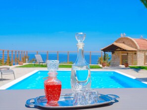 Piscine extérieure, parasols, chaises longues