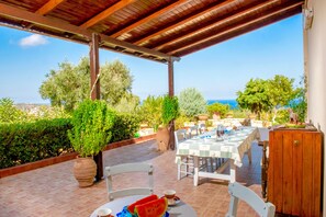 Comfort-Villa, 3 Schlafzimmer, eigener Pool, Meerblick | Terrasse/Patio