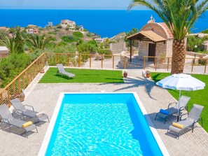 Piscine extérieure, parasols, chaises longues