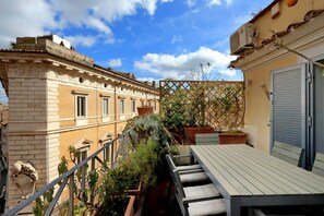 Apartment (2 Bedrooms) | Balcony