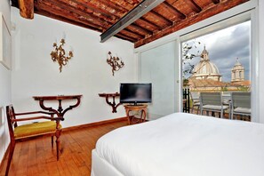 Appartamento (2 Bedrooms) | 2 camere, una scrivania, lenzuola