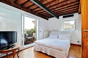 2 bedrooms, desk, bed sheets - Campo de Fiori Lovely Apartment (Rome)