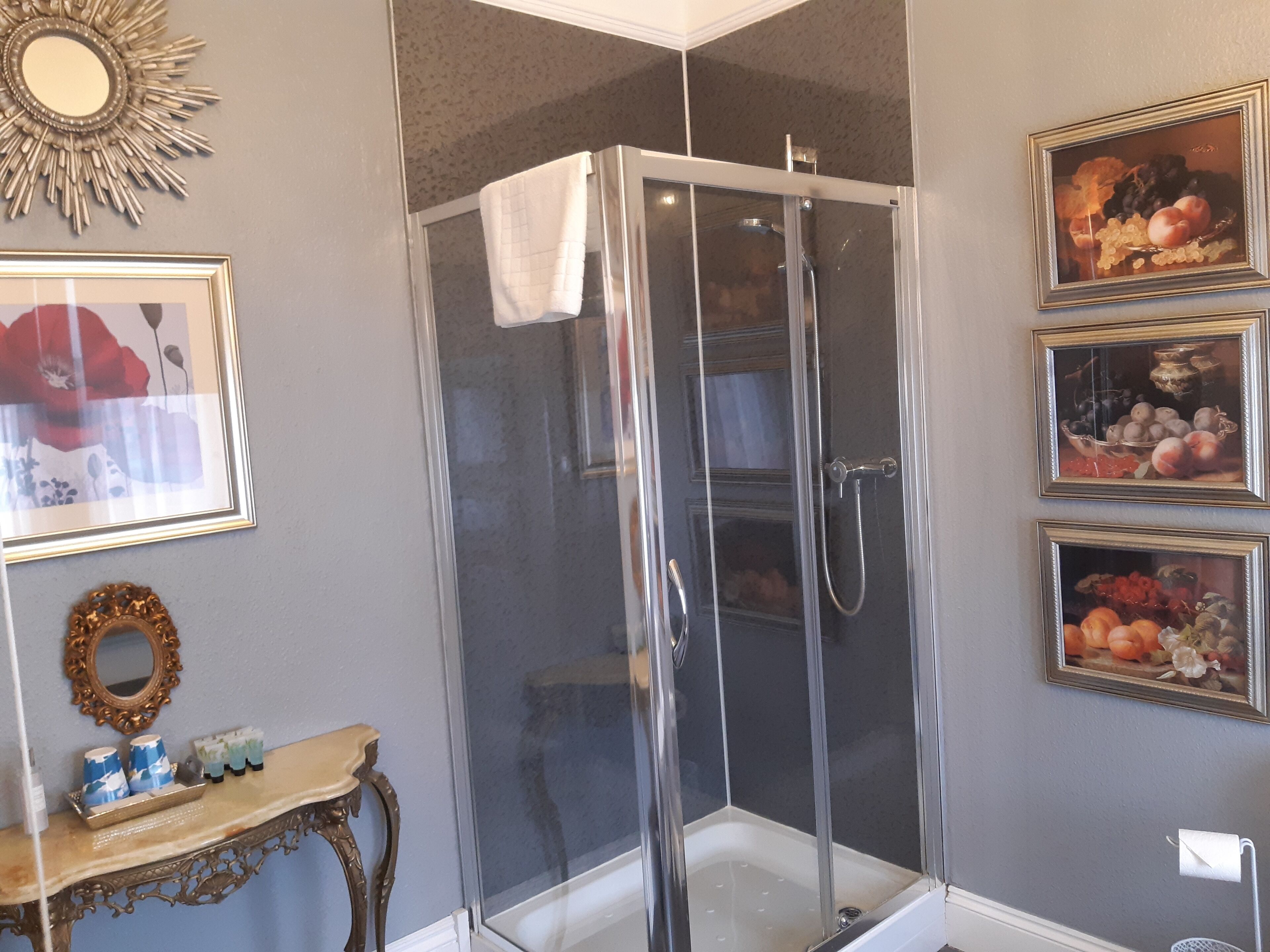 Superior Family Room (4 People) | Bathroom | Free toiletries, hair dryer, towels, soap