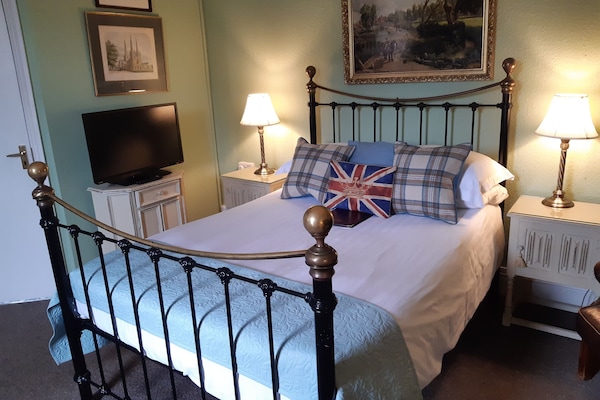 Family Room | Ruang kerja komputer riba, kalis bunyi, seterika/papan seterika