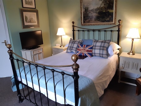 Superior Family Room (3 People) | Laptop workspace, soundproofing, iron/ironing board, free WiFi