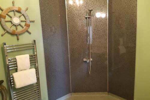 Superior Twin Room (Accessible) | Bathroom | Free toiletries, hair dryer, towels, soap