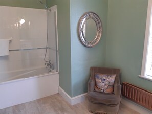 Superior Double Room (with Spa Bath) | Bathroom | Free toiletries, hair dryer, towels, soap - Holywell Guest House (Loughborough)