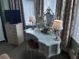 高级双人房 (with Shower) | 笔记本电脑工作区、隔音、熨斗/熨板、免费 WiFi